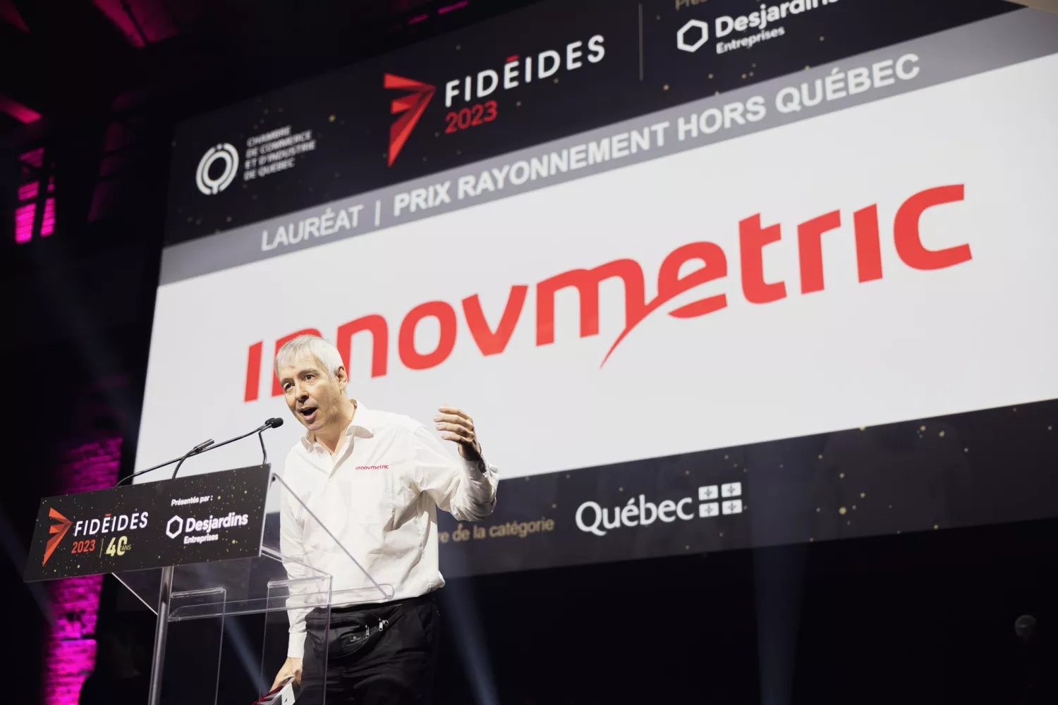 Marc Soucy, prezes i współzałożyciel InnovMetric, otrzymuje nagrodę od Chambre de commerce et d’industrie de Québec.